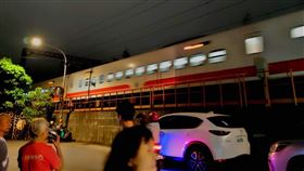 桃園失智老翁臥軌險些被普悠瑪號輾斃。（圖／翻攝臉書社團《桃園爆報》）