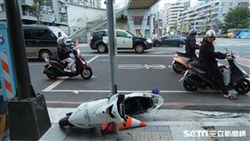 警追闖紅燈駕駛遭撞／熱心民眾提供