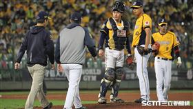 ▲中信兄弟投手教練佛斯特喊暫停、投手蔡齊哲。（圖／記者劉彥池攝影）