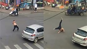 怪男開車「原地狂轉16圈」！下秒路中打醉拳…1亮點驚了（圖／翻攝自微博）