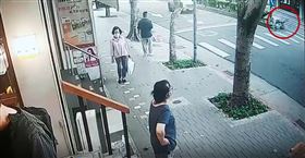 王姓男子為了躲稽查員直接闖紅燈。（圖／翻攝自畫面）