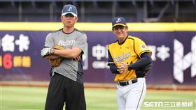 ▲中信兄弟牛棚投手教練林恩宇、投手教練佛斯特。（圖／記者劉彥池攝影）