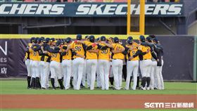 ▲中信兄弟全隊賽前在外野圍圈。（圖／記者劉彥池攝影）