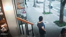 王姓男子為了躲稽查員直接闖紅燈。（圖／翻攝自畫面）