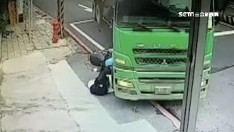 獨／機車捲砂石車輪下　女命大逃一劫