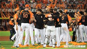 ▲統一獅拋下封王彩帶。（圖／記者劉彥池攝影）