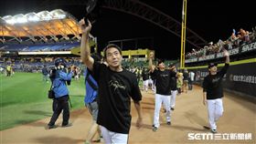 ▲統一獅總教練林岳平帶領球員勝利繞場。（圖／記者劉彥池攝影）