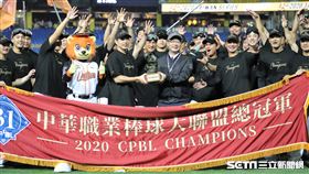 ▲統一獅獲得中華職棒31年總冠軍、隊史第10冠，全體隊職員合照。（圖／記者劉彥池攝影）