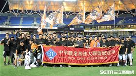 ▲統一獅獲得中華職棒31年總冠軍、隊史第10冠，全體隊職員合照。（圖／記者劉彥池攝影）