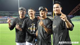 ▲統一獅4位老將潘威倫、陳鏞基、潘武雄和高國慶合影。（圖／記者劉彥池攝影）