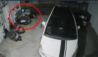 詭男跟回家　拿人妻口罩猛聞：我的菜