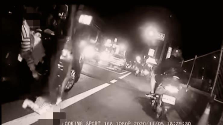 把路當自家上下車　下秒悲劇嬰趴地摔