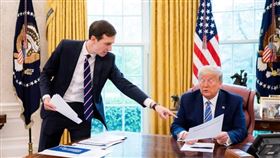 美國有線電視新聞網報導，美國總統川普（右）的女婿庫許納（左）曾就是否承認總統大選失敗的問題，詢問過川普意見。（圖取自facebook.com/IvankaTrump）