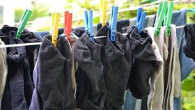 晾衣服、襪子、洗衣服、曬乾、衣物（圖／pixabay）