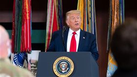 美國總統川普（圖）在投票日自稱勝選，還矢言要求最高法院停止計票，這讓一些美國人最擔心的夢魘「川普破壞民主程序」成了真實。（圖取自facebook.com/WhiteHouse）