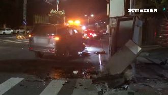 7旬翁開車撞號誌箱　車損嚴重翁嚇傻