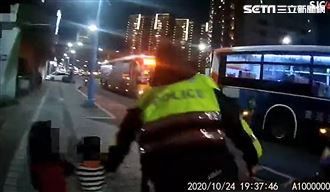 父睡覺偷跑去玩　4歲女童帶弟逛大街