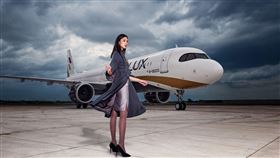 星宇航空讓機坪化身伸展台，模特兒打破日常規範展現空服員制服（圖／星宇航空提供）