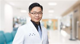 名家專用／NOW健康／陳旭照醫師表示，腦外傷病患初期症狀經臨床判斷如無立即開顱手術必要時，透過監測顱內壓的變化，來判斷腦部損傷程度是否須進行手術，可減少不必要的手術發生。(勿用)