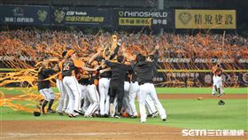 ▲統一獅拋下封王彩帶。（圖／記者劉彥池攝影）