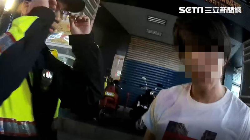 龜速行駛被攔查　警摸車頂掉出2子彈