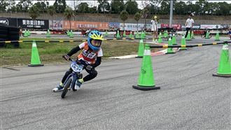 史上最萌！　麗寶賽車場驚現奶嘴小童