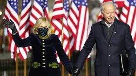 即將成為美國第一夫人的吉兒．拜登（左）以這句話註解她對教育工作的熱愛，除支持丈夫拜登（右）的政治生涯，她擁抱教師身分、捍衛家庭。（圖取自instagram.com/joebiden）