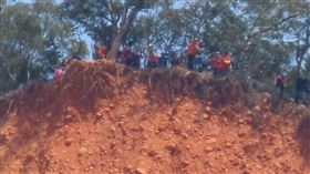 不要命！大媽團爬火炎山　站懸崖拍照（圖／苑裡串起來）