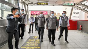 串聯桃機與地方觀光資源　桃市府將打造套裝行程桃園市政府將串聯「機場、青埔、桃園」資源推展國內套裝旅遊行程，增加機捷運量、發展桃園市的觀光也支持機場服務業發展，桃園市長鄭文燦（前右2）9日前往機捷A18高鐵桃園站視察新設便民設施表示。中央社記者吳睿騏桃園攝　109年11月9日