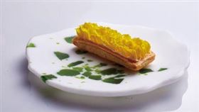 ▲花瓣普拉達千層酥／微苦的花瓣、滑軟的普拉達起司、微酸的檸檬凍及千層酥皮，在口中交織出豐富層次。（圖／鹽之華提供）