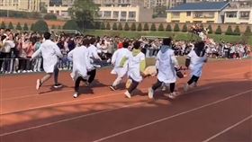 每1秒都是生命！醫學院「抬擔架接力」　網淚：死神追不上（圖／翻攝自微博）