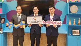 半導體材料大廠默克加碼投資  高市允全力協助高雄市政府經濟發展局9日表示，德國半導體材料大廠默克宣布加碼投資高雄，經發局將全力協助。圖為經發局長廖泰翔（中）5日拜會台灣默克集團董事長謝志宏（左），盼建立服務管道，加速默克投資進度。（高雄市經發局提供）中央社記者侯文婷傳真  109年11月9日