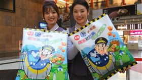 台鐵首度與乖乖跨界合作，推出限量「台鐵排骨口味乖乖」。（圖／台鐵提供）