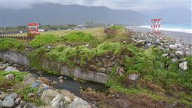 花蓮七星潭大排直接入海　議員憂美景失色花蓮知名景點七星潭向來吸引大批人潮遊覽，然而生活污水未經處理就排入大海，加上附近美崙工業區的事業廢水也匯於此排放，有議員指出，污水直接流入大海中，令遊客掩鼻走避，也讓七星潭美景失色。中央社記者李先鳳攝　109年11月9日