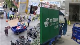 中年男30樓墜下…慘壓扁快遞員　2歲兒淚問：爸爸去哪了