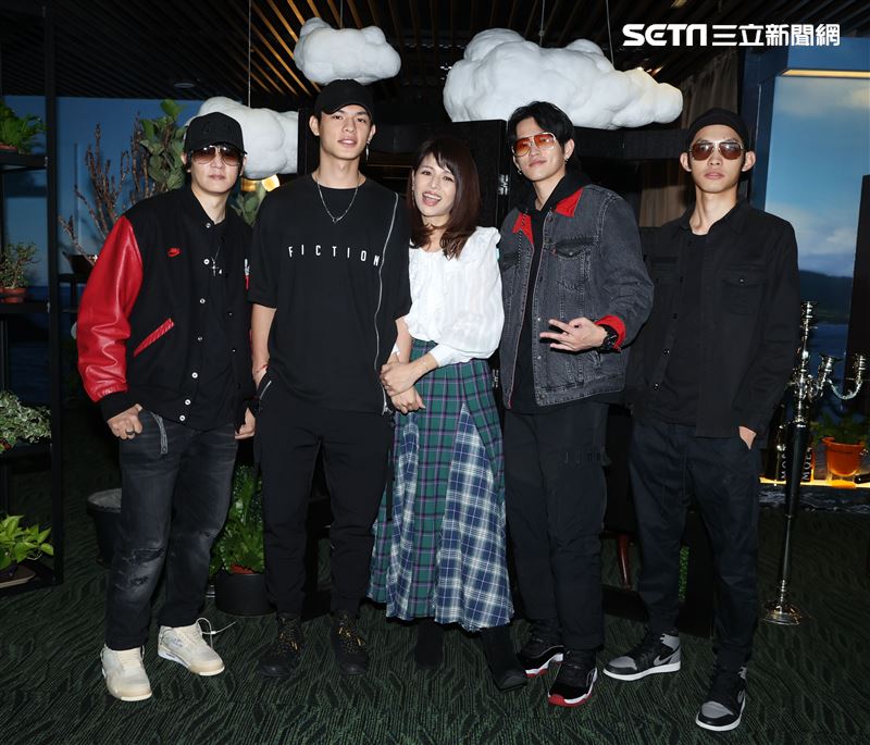 眼鏡俠眼鏡俠媒體見面會找來嘉賓林葉亭、邱以太母子站台。（記者邱榮吉/攝影）