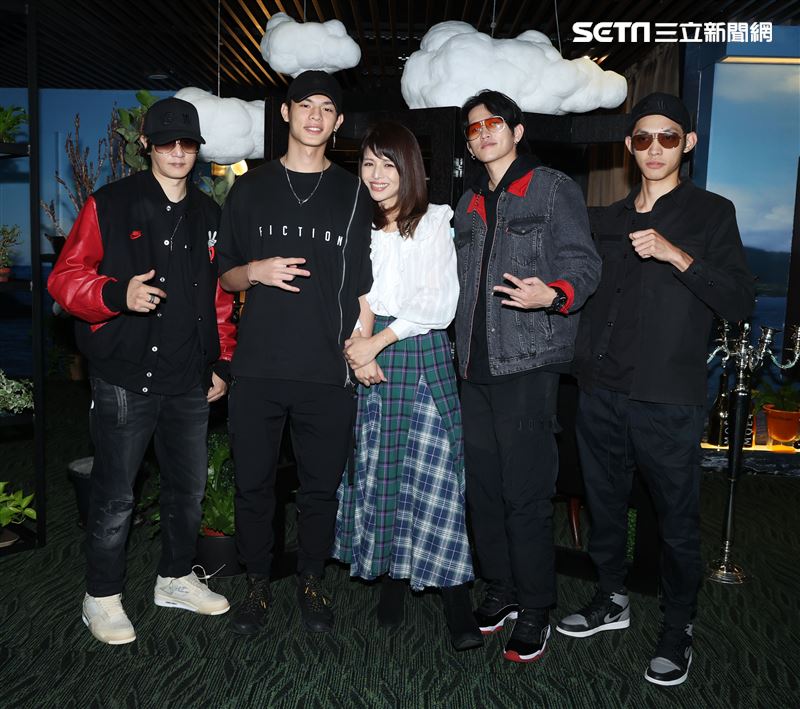 眼鏡俠眼鏡俠媒體見面會找來嘉賓林葉亭、邱以太母子站台。（記者邱榮吉/攝影）