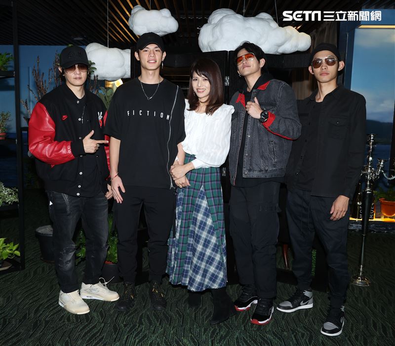 眼鏡俠眼鏡俠媒體見面會找來嘉賓林葉亭、邱以太母子站台。（記者邱榮吉/攝影）