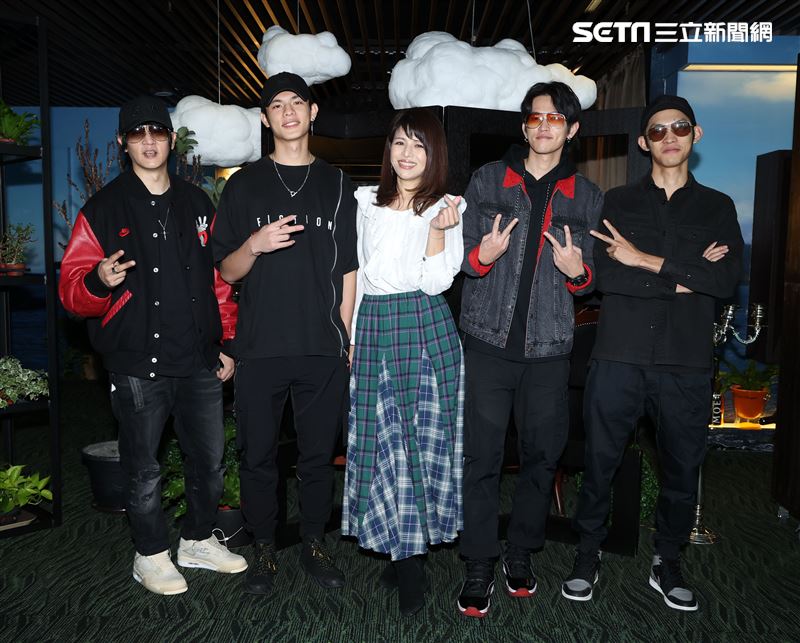 眼鏡俠眼鏡俠媒體見面會找來嘉賓林葉亭、邱以太母子站台。（記者邱榮吉/攝影）