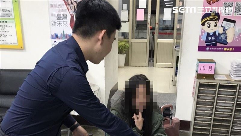 乞丐妹有生意頭腦？行乞兼賣手工餅乾