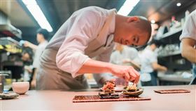 可麗餅配鹹水雞,冰淇淋加醬油,江振誠,初心,米其林,小吃,食譜　（圖／Netflix提供）