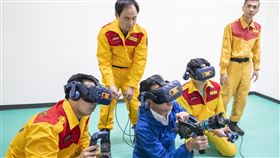 竹市消防導入MR實境  高科技提升訓練效率新竹市政府獲經濟部補助經費，在新竹市消防教育訓練基地導入MR（混合實境）、VR（虛擬實境）模擬真實場景，提升消防員訓練效率。新竹市長林智堅（前藍衣）9日前往視察，也加入救災訓練體驗。（新竹市政府提供）中央社記者魯鋼駿傳真  109年11月9日