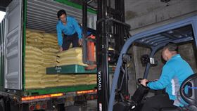 通過611項檢驗　宜蘭五結優質米出口日本宜蘭縣五結鄉出產的蓬萊米因品質優良獲日本青睞，經611項相關檢驗合格後，9日起分批封櫃啟運，送到日本市場。中央社記者沈如峰宜蘭縣攝　109年11月9日