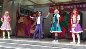 高市反毒宣導結合紙風車戲劇進校園紙風車青少年反毒戲劇工程首發列車9日駛進高雄鳳山青年國中，千名師生一起欣賞紙風車戲劇，從中了解毒品危害。（高雄市政府毒品防制局提供）中央社記者王淑芬傳真　109年11月9日