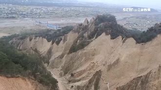 直擊火炎山　一整團旅客懸崖邊移動