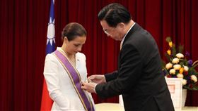 吳釗燮9日代表蔡英文總統頒贈「大綬景星勳章」予即將離任的海地共和國駐台大使庫珀（圖／外交部提供）