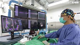亞大醫院心律不整醫療團隊醫師莊傑貿執行心導管電氣消融術（圖／亞大醫院提供）