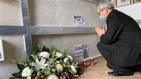 送巴義慈神父最後一程  駐教廷大使遠赴南義弔唁為台灣奉獻半世紀的義籍神父巴義慈日前辭世，駐教廷大使李世明前往其墓碑前致意。（駐教廷大使館提供）中央社記者黃雅詩羅馬傳真  109年11月10日