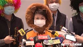 盧秀燕戴獅子頭