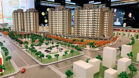 ▲建義建設推出的微笑世界, 五大棟建築連結形成大型造鎮社區, 出台鐵烏日站過馬路即到家。（圖／記者陳佳鈴提供）